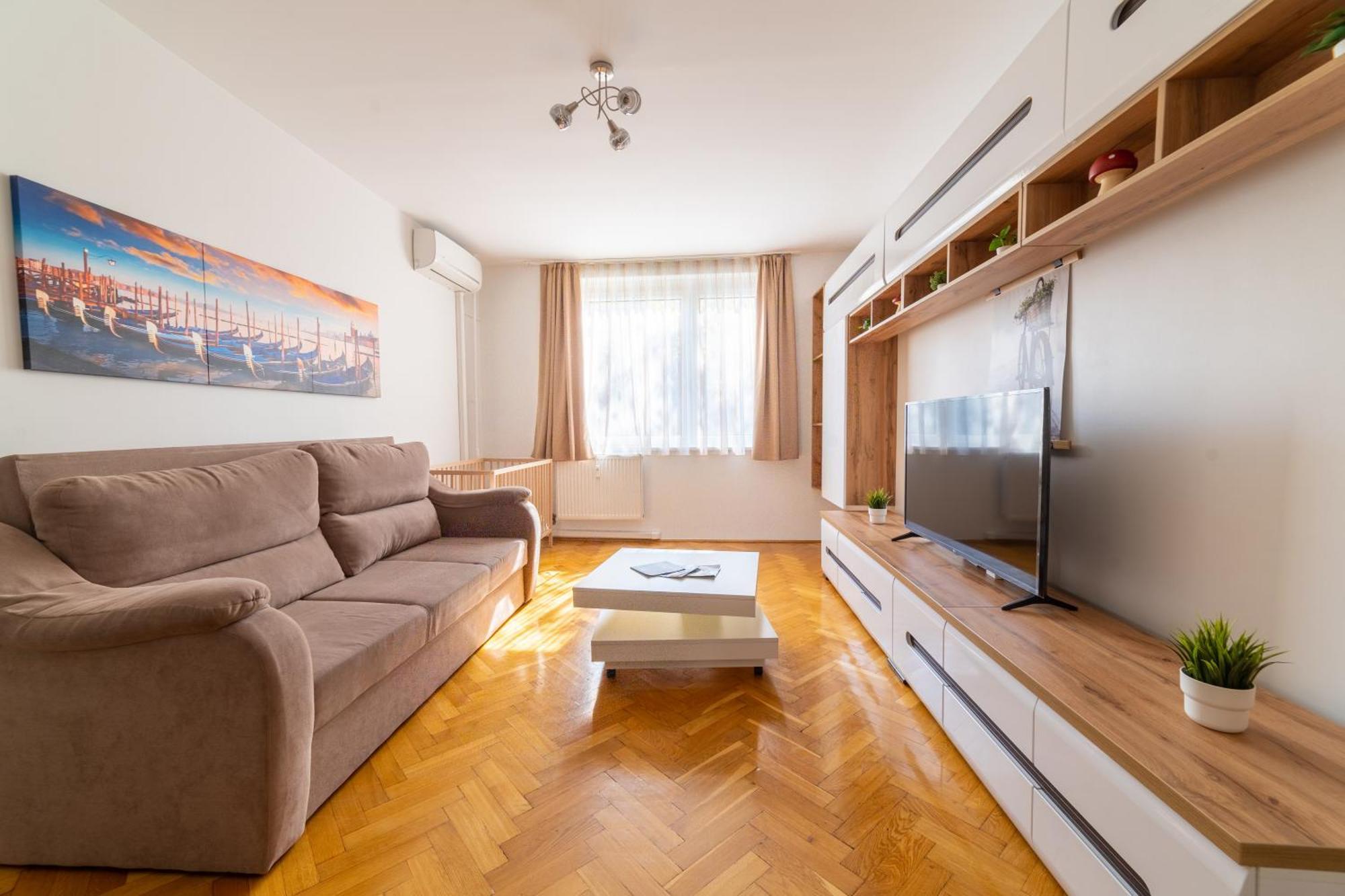 Comfort 14 -- Stylish City Apartment Netflix, Wi-Fi & Parking มิชโคลซ์ ภายนอก รูปภาพ