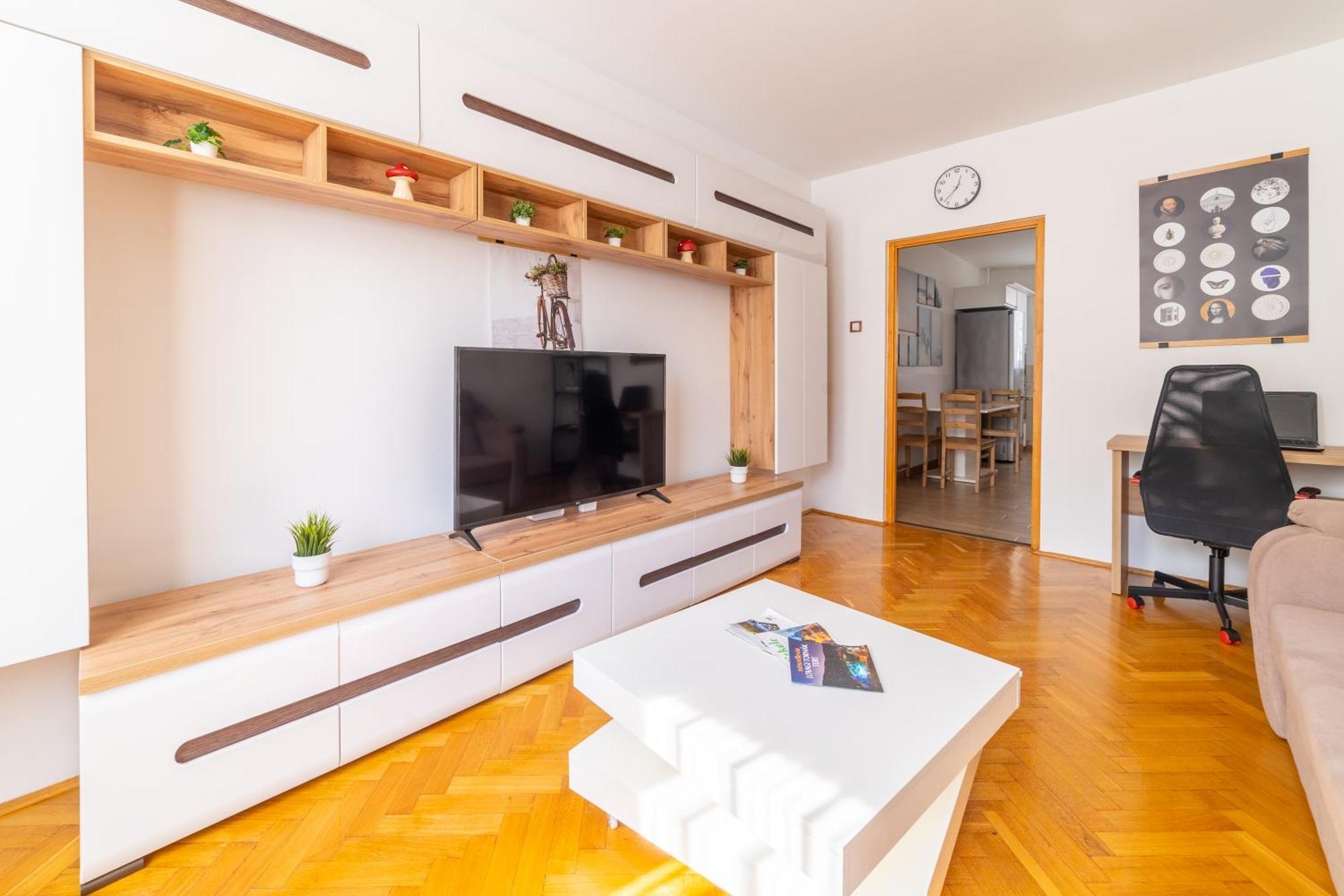 Comfort 14 -- Stylish City Apartment Netflix, Wi-Fi & Parking มิชโคลซ์ ภายนอก รูปภาพ
